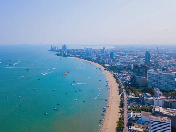 Vista aérea de barcos en el mar de Pattaya, playa, y ciudad urbana con — Foto de Stock