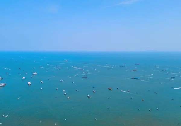 Luftaufnahme von Booten in Pattaya Meer, Strand mit blauem Himmel für tra — Stockfoto