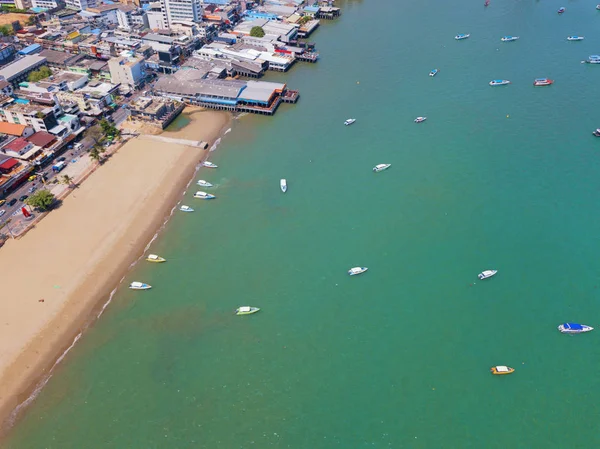 Luftaufnahme von Booten in Pattaya Meer, Strand und Stadt mit — Stockfoto