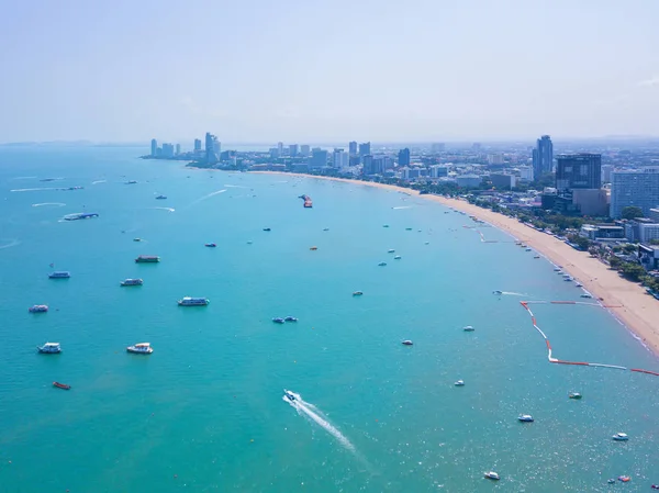 Vista aérea de barcos en el mar de Pattaya, playa, y ciudad urbana con — Foto de Stock