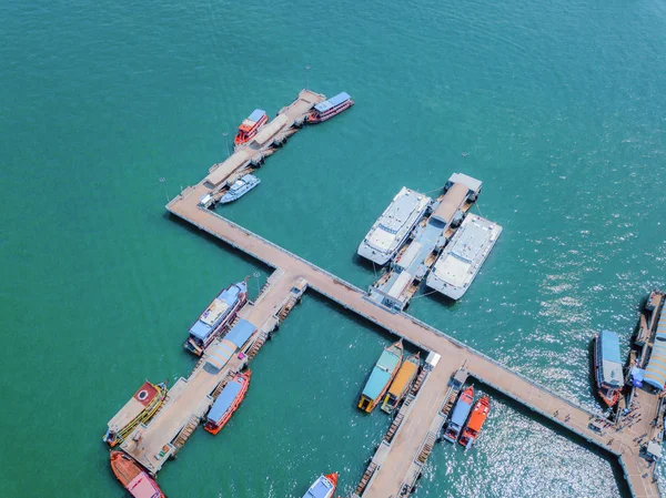 Вид на вітрильні човни, закріплені в порту на морі Паттайя, пляж. — стокове фото