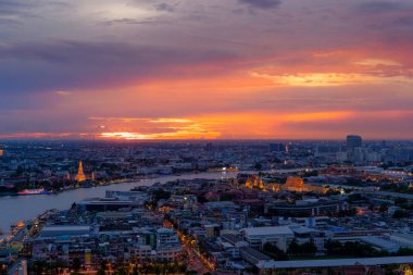 Şafak Tapınağı, Chao'nun binaları ve kıvrımlı Wat Pho Tapınağı 
