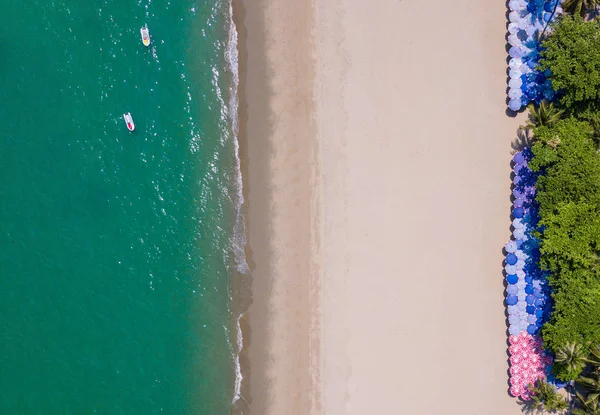 Vista aerea di ombrelloni colorati, spiaggia e mare turchese con — Foto Stock