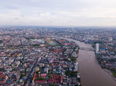 Transportatio Chao Phraya Nehri ile binaların havadan görünümü