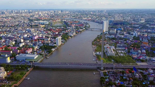 Vista aérea de edificios con río Chao Phraya en transporte — Foto de Stock