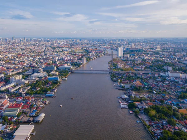Vista aérea de edificios con río Chao Phraya en transporte — Foto de Stock