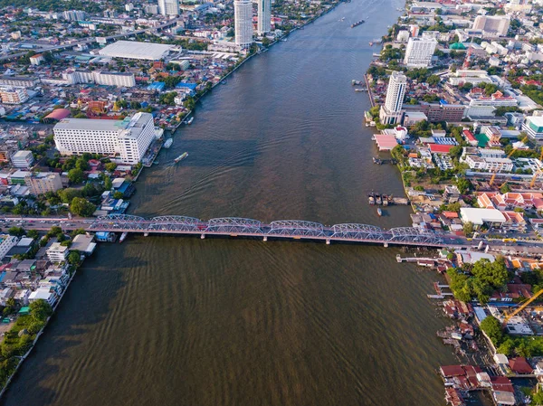 Widok z lotu ptaka na budynki z rzeką Chao Phraya w transportatio — Zdjęcie stockowe