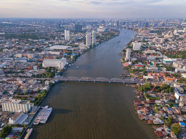 Vista aérea de edificios con río Chao Phraya en transporte — Foto de Stock