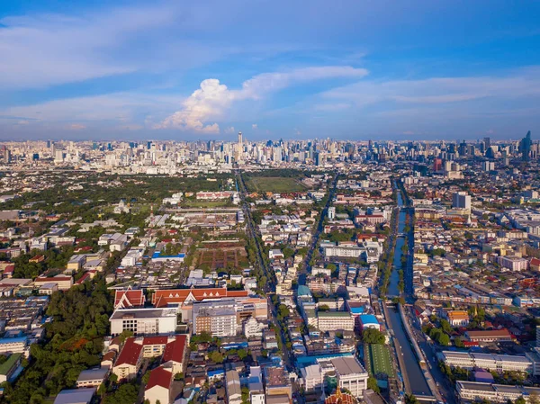 Transportatio Chao Phraya Nehri ile binaların havadan görünümü — Stok fotoğraf