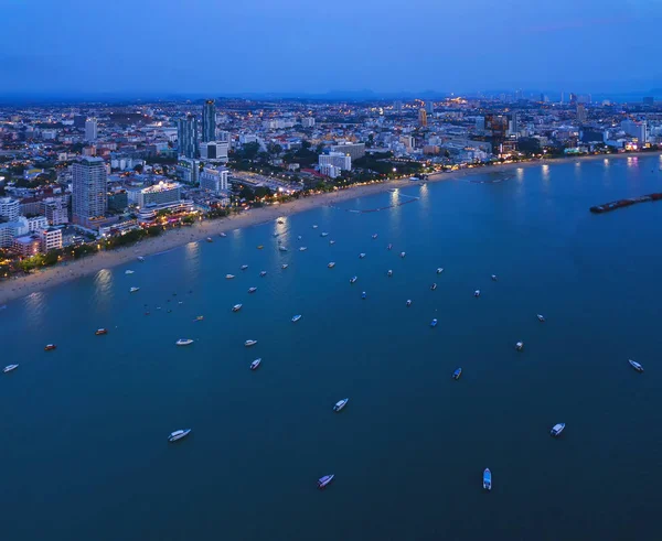 Légifelvételek a hajók Pattaya-tenger, strand éjjel, és a városi c — Stock Fotó