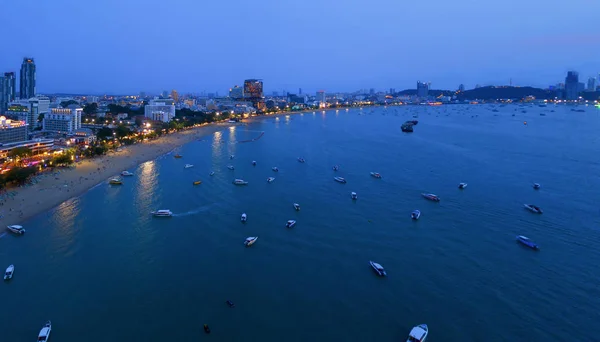 Légifelvételek a hajók Pattaya-tenger, strand éjjel, és a városi c — Stock Fotó