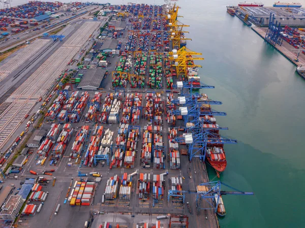 Vista superior aérea del buque de carga de contenedores en la exportación e importación —  Fotos de Stock