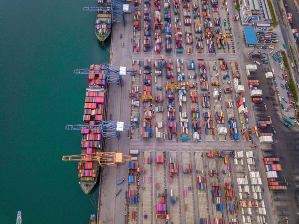 Vista superior aérea del buque de carga de contenedores en la exportación e importación — Foto de Stock