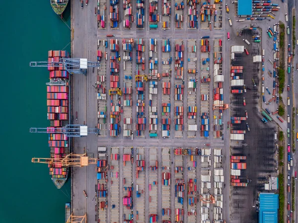 Вид зверху контейнерного вантажного судна в експорті та імпорті — стокове фото