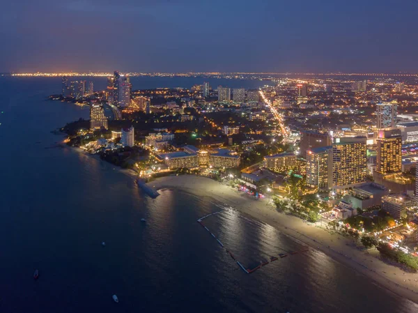 Vista aérea de los barcos en el mar de Pattaya, playa por la noche, y c urbana — Foto de Stock