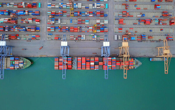 Воздушный вид контейнерного грузового судна при экспорте и импорте
