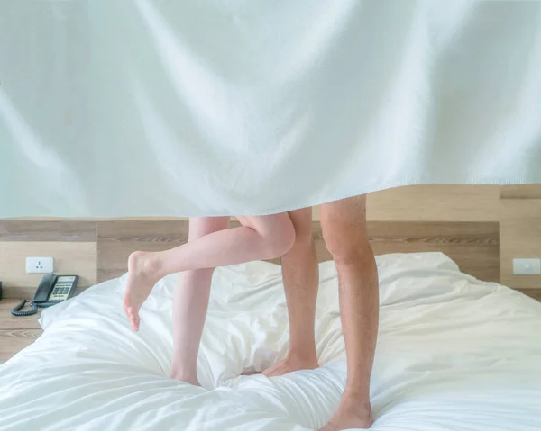 Romantic cuplu picioare în picioare pe pat cu prosop alb și blanke — Fotografie, imagine de stoc