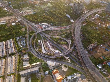 Kavşak lı otoyol kavşaklarının havadan görünümü. Köprü yolları s