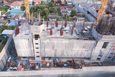 Yoğun endüstriyel şantiye çalışanlarının havadan görünümü