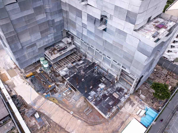 Vista aérea de los ocupados trabajadores de obras industriales con cr —  Fotos de Stock