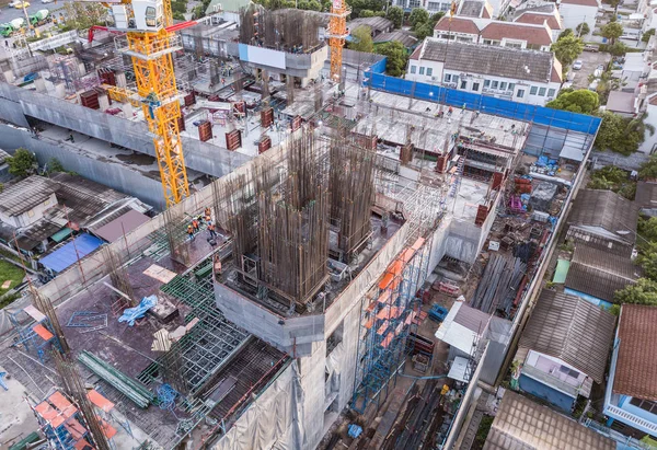 Vista aérea dos trabalhadores ocupados do estaleiro de construção industrial com cr — Fotografia de Stock