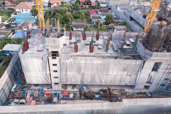 Vista aérea de los ocupados trabajadores de obras industriales con cr —  Fotos de Stock