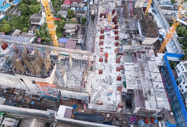 Vista aérea de los ocupados trabajadores de obras industriales con cr —  Fotos de Stock