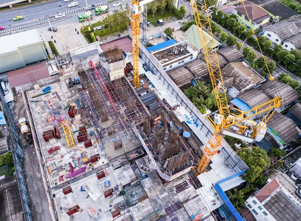 Vista aérea de los ocupados trabajadores de obras industriales con cr —  Fotos de Stock