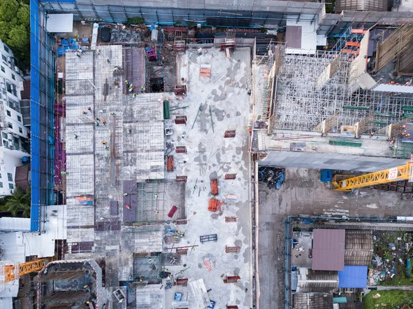 Vista aérea dos trabalhadores ocupados do estaleiro de construção industrial com cr — Fotografia de Stock