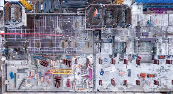 Luchtfoto van drukke industriële bouwplaats werknemers met CR — Stockfoto