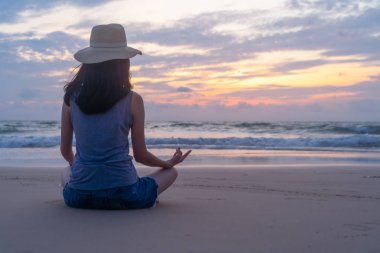 Mutlu Asyalı kadın yoga veya plajdur egzersiz