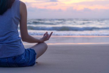 Mutlu Asyalı kadın yoga veya plajdur egzersiz