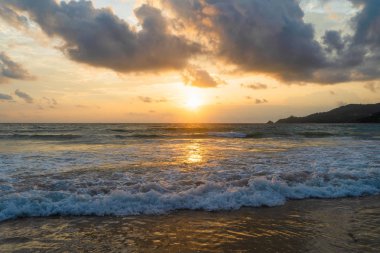 Phuket plajda dalga, Tayland gün batımında Andaman Denizi. Doğa 