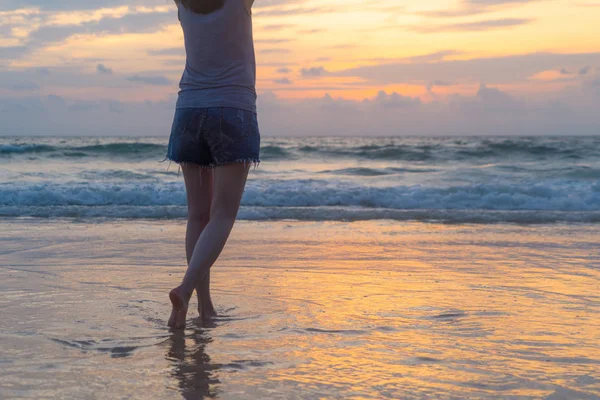Tatil tatili sırasında sahilde yürüyen bir kadın. — Stok fotoğraf