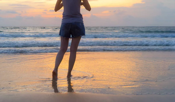 Woman walking to the beach during travel holidays vacation outdo — Stock Photo, Image