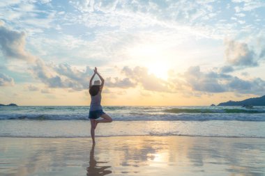 Mutlu Asyalı kadın yoga veya plajdur egzersiz