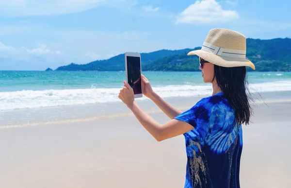 Happy Asian kobieta za pomocą telefonu komórkowego, aby zrobić zdjęcie przez aparat o — Zdjęcie stockowe