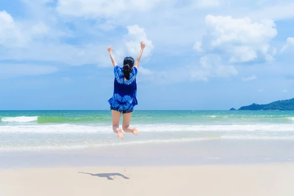 Boldog ázsiai nő jumping, pihentető és élvezi a strandon du — Stock Fotó