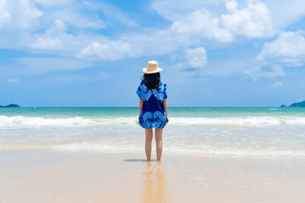 Happy Asian woman relaxing and enjoying at the beach during trav — Stock Photo, Image