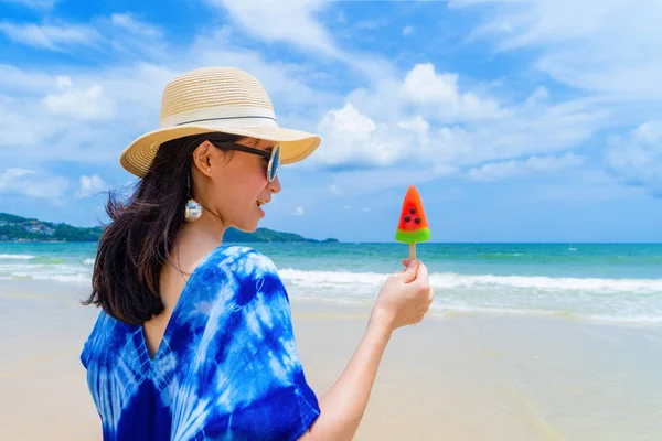 Heureuse femme asiatique manger de la crème glacée pastèque à la plage durin — Photo