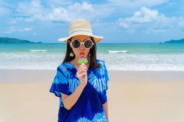 Plaj durin de karpuz dondurma yemek Mutlu Asyalı kadın — Stok fotoğraf