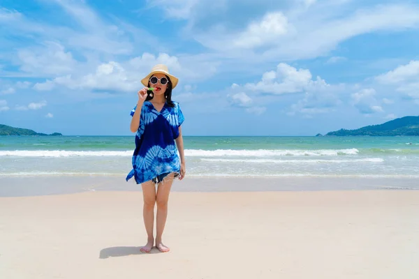 Plaj durin de karpuz dondurma yemek Mutlu Asyalı kadın — Stok fotoğraf