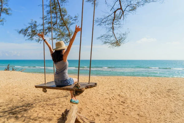 Heureuse femme asiatique balançant sur une balançoire à la plage pendant le voyage — Photo