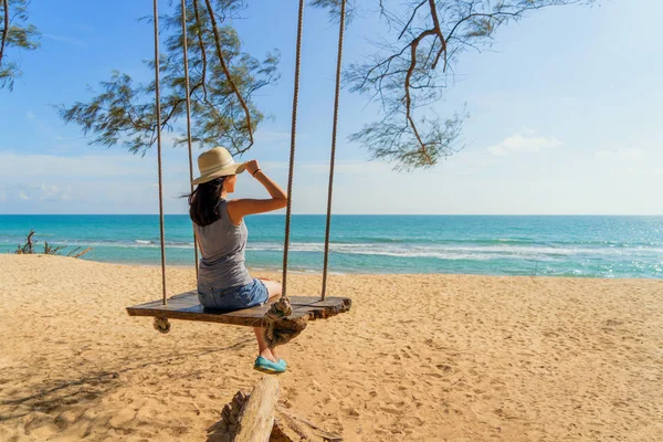 Heureuse femme asiatique balançant sur une balançoire à la plage pendant le voyage — Photo