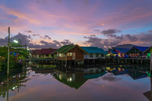 Riflessione del tradizionale villaggio di pescatori tailandese asiatico. Fluttuante h — Foto Stock