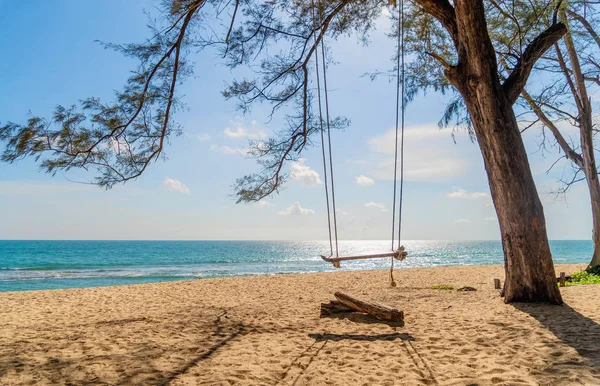 A swing near the beach for travel trip and holidays vacation out — Stock Photo, Image