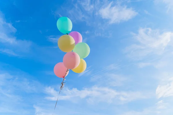 Färgglada ballonger isolerade på klarblå himmel bakgrund i Happy — Stockfoto