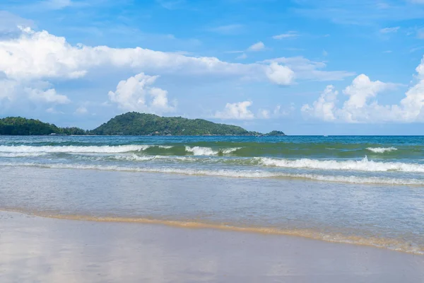 Welle am Strand von Phuket, andaman sea am Mittag in Thailand. Naturschutz — Stockfoto