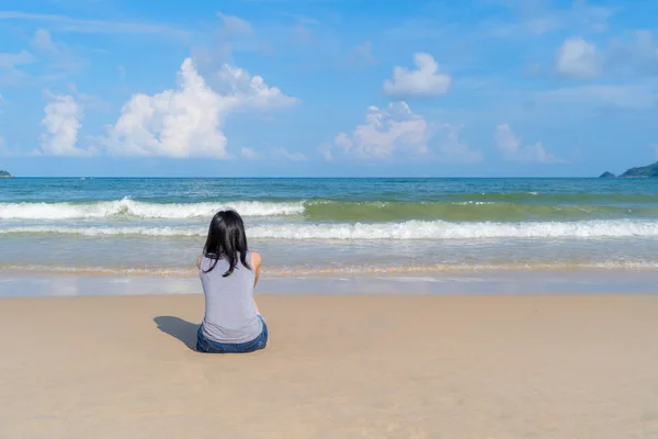 快乐的亚洲女人放松和享受在海滩期间trav — 图库照片