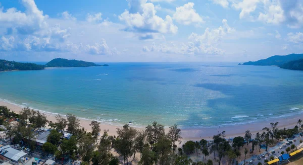 Vista aérea de la playa de Patong, la isla de Phuket y el mar en verano, un — Foto de Stock